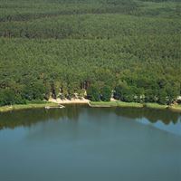 Piazzole del campeggio sul lago Userin - dimensione piazzola L (da 115 m² a 129 m²).