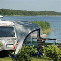 Emplacements de l'aire de camping et de caravaning Zwenzower Ufer - taille d'emplacement L (115 m² à 129 m²).